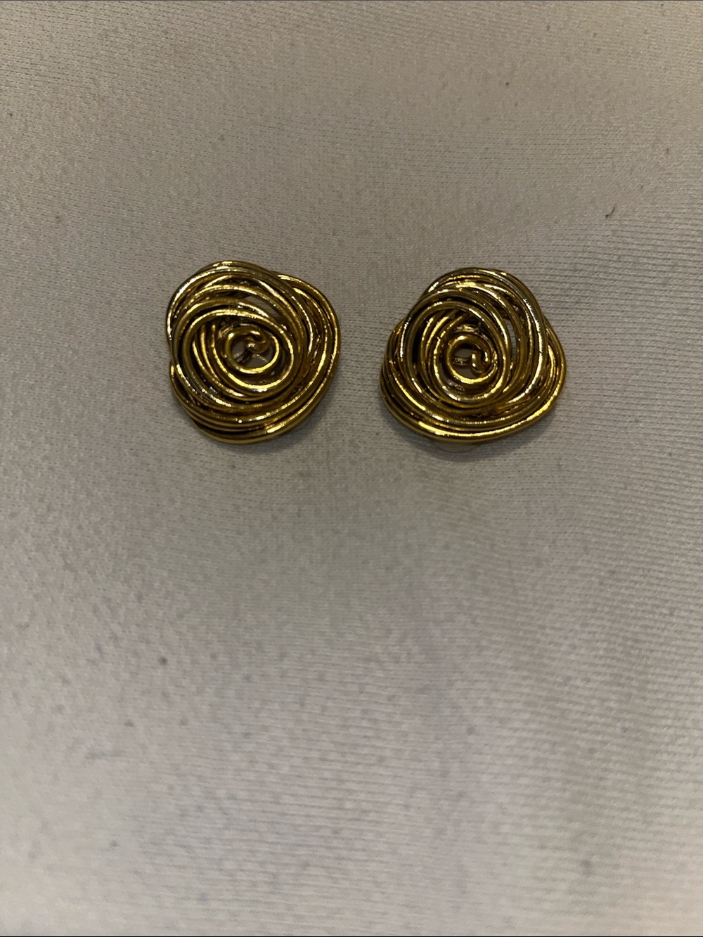 Signed Oscar de la Renta Gold Clip Earrings Earrings - Women Jewelry